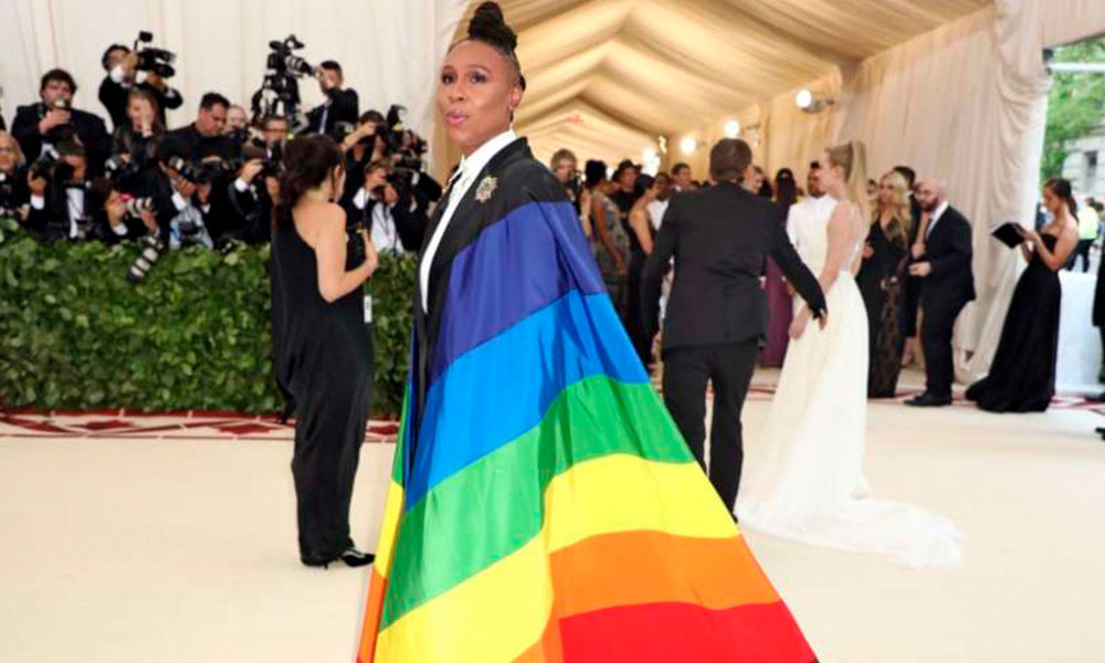 Vestida con la Bandera del Orgullo Gay en la gala Met 2018 